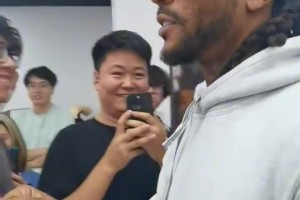 罗斯今日突袭深圳，热情的和粉丝互动，依旧是那个低调谦逊的MVP