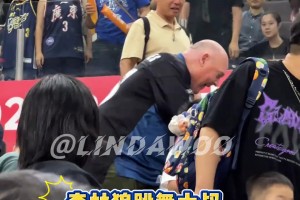 森林狼的跳舞大叔来广东宏远主场了，今晚为宏远加油...