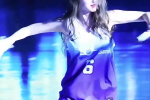 气氛拉满！有这样的拉拉队球员打球肯定有劲儿